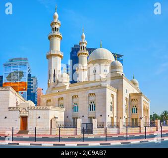 DUBAI, VAE - 1. MÄRZ 2020: Die Al Yaqub Moschee aus weißem Stein ist am March1 in Dubai mit fein geschnitzten Blumen- und Zickzackmustern, Deira, geschmückt Stockfoto