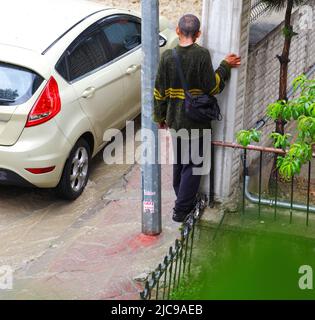 Ankara, Türkei, nach dem Regen in den Schächten von Ankara explodierte und es gab eine Überschwemmung in den Straßen von Bahcelievler Ankar View Straßen, die mit Hochwasser und Autos auf der Straße gesperrt waren Credit: Del Calle/Alamy Live News Stockfoto