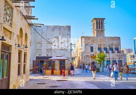 DUBAI, VAE - 1. MÄRZ 2020: Spazieren Sie durch das Viertel Al Seef und genießen Sie traditionelle adobe-Architektur, barjeel-Windfänger, enge Straßen und Kunsthandwerk Stockfoto