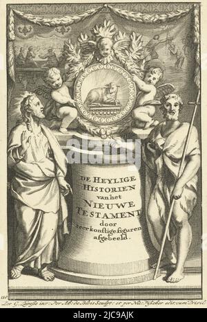 Allegorie des Neuen Testaments mit Verherrlichung des Lammes und des Buches der sieben Siegel auf einem Medaillon, das von zwei kleinen Engeln gehalten wird. Christus und Johannes der Täufer stehen auf beiden Seiten des Podestes mit dem Titel. Zwei kleine Szenen zeigen Episoden aus dem Neuen Testament: Das letzte Abendmahl und die Taufe Christi im Jordan durch Johannes den Täufer. Allegorie des Neuen Testaments mit Christus und Johannes dem Täufer Titelseite für: De Heylige Geschichte van het Nieuwe Testament, Amsterdam De Heylige Geschichte van het Nieuwe Testament , Druckerei: Abraham de Blois, (erwähnt auf Objekt), Gerard de Lairesse Stockfoto