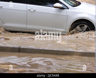 Ankara, Türkei, nach dem Regen in den Schächten von Ankara explodierte und es gab eine Überschwemmung in den Straßen von Bahcelievler Ankar View Straßen, die mit Hochwasser und Autos auf der Straße gesperrt waren Credit: Del Calle/Alamy Live News Stockfoto