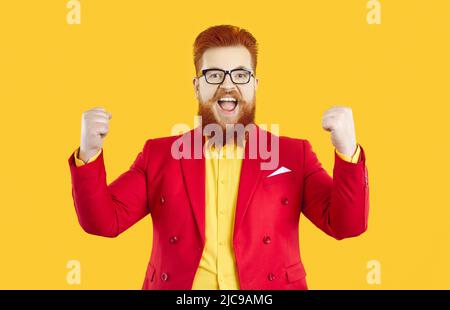 Lustige glücklich aufgeregt fetten Mann in rotem Anzug und Brille feiern Erfolg und Spaß haben Stockfoto