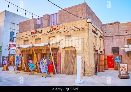 DUBAI, VAE - 1. MÄRZ 2020: Die Geschäfte des Touristenmarktes von Al Seef, gelegen in engen Straßen in adobe-Häusern, am 1. März in Dubai Stockfoto