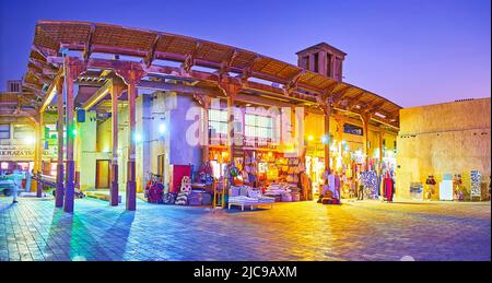 DUBAI, VAE - 1. MÄRZ 2020: Abendansicht von Vintage-Gebäuden und beleuchteten Ständen des Dubai Old Souk (Markt), am 1. März in Dubai Stockfoto