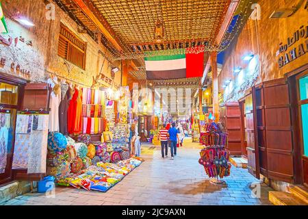 DUBAI, VAE - 1. MÄRZ 2020: Genießen Sie den abendlichen Spaziergang durch die Gasse des Dubai Old Souk (Markt) am 1. März in Dubai Stockfoto