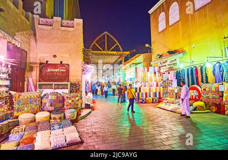 DUBAI, VAE - 1. MÄRZ 2020: Der alte Souk-Markt in Dubai bietet traditionelle arabische Waren wie Textilien, Kleidungsstücke, bestickte Kissen, Wandteppiche, Teppiche und Stockfoto