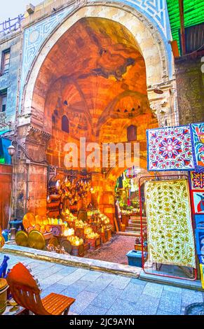 Kairo, Ägypten - Dezember 20, 2017: Die mittelalterliche Bab al-ghuri Tore mit bunten Kuppel und Innenbeleuchtung shop in ein Labyrinth von engen Gassen von Kha ausgeblendet Stockfoto