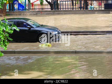 Ankara, Türkei, nach dem Regen in den Schächten von Ankara explodierte und es gab eine Überschwemmung in den Straßen von Bahcelievler Ankar View Straßen, die mit Hochwasser und Autos auf der Straße gesperrt waren Credit: Del Calle/Alamy Live News Stockfoto