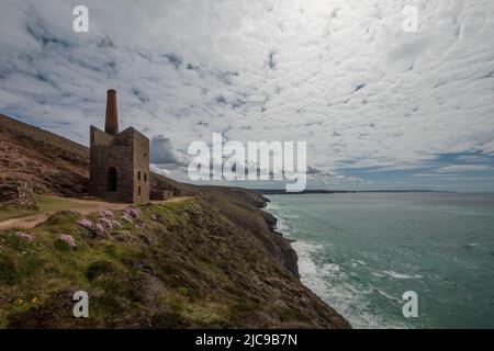 North Cornwalls Atlantic Coast, SW England. Wheal coates (UNESCO-Weltkulturerbe). Das Pumpenhaus, neben dem Towanroath-Schacht, St. Agnes. Stockfoto