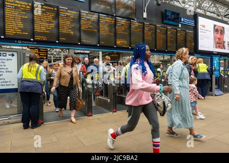 Edinburgh, Schottland, Großbritannien. 11. Juni 2022. Die Engpässe bei den Fahrern führten zu einer weiteren Unterbrechung der von Scotrail heute am Bahnhof Edinburgh Waverley betriebenen Bahndienste. Obwohl der Streit mit der Gewerkschaft ASLEF offenbar gelöst wurde, hat es in Schottland keine Rückkehr zu einem vollen Zugdienst gegeben. Weitere Streikmaßnahmen sind nun von anderen Gewerkschaften im öffentlichen Dienst über die Bezahlung und die Bedingungen geplant, die weitere Störungen in Schottland verursachen könnten. PIC; Passagiere verlassen die Tickettore am Bahnhof Waverley. Iain Masterton/Alamy Live News Stockfoto