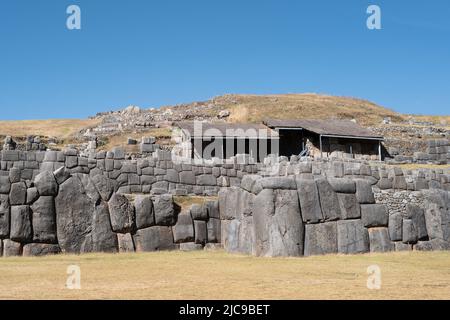 Reste der Mauern von Sacsayhuaman, einer inkischen Festung am Rande der Hauptstadt des Inkanischen Reiches, Cusco (Cuzco) Peru Stockfoto