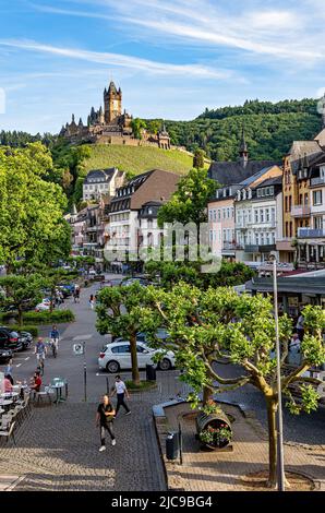 Cochem, Rheinland-Pfalz, Deutschland - 21. Mai 2022: Die Reichsburg Cochem auf einem Hügel über der Mosel. Stockfoto