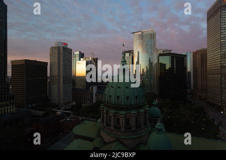 Reflexionen bei Sonnenaufgang in der Innenstadt von Montreal Stockfoto