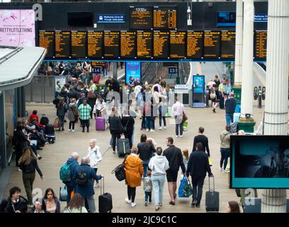 Edinburgh, Schottland, Großbritannien. 11. Juni 2022. Die Engpässe bei den Fahrern führten zu einer weiteren Unterbrechung der von Scotrail heute am Bahnhof Edinburgh Waverley betriebenen Bahndienste. Obwohl der Streit mit der Gewerkschaft ASLEF offenbar gelöst wurde, hat es in Schottland keine Rückkehr zu einem vollen Zugdienst gegeben. Weitere Streikmaßnahmen sind nun von anderen Gewerkschaften im öffentlichen Dienst über die Bezahlung und die Bedingungen geplant, die weitere Störungen in Schottland verursachen könnten. PIC; geschäftige Konkursanlage mit Passagieren, die auf die Ankündigung von Zügen am Bahnhof Waverley warten. Iain Masterton/Alamy Live News Stockfoto