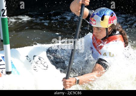 Prag, Tschechische Republik. 11.. Juni 2022. JESSICA FOX aus Australien in Aktion beim Kajak-Finale der Frauen beim Kanuslalom-Weltcup 2022 am Troja-Wasserkanal in Prag, Tschechische Republik. (Bild: © Slavek Ruta/ZUMA Press Wire) Stockfoto