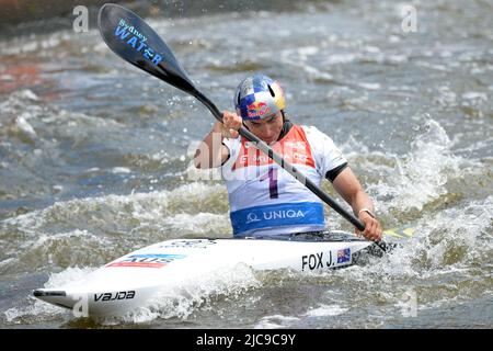 Prag, Tschechische Republik. 11.. Juni 2022. JESSICA FOX aus Australien in Aktion beim Kajak-Finale der Frauen beim Kanuslalom-Weltcup 2022 am Troja-Wasserkanal in Prag, Tschechische Republik. (Bild: © Slavek Ruta/ZUMA Press Wire) Stockfoto