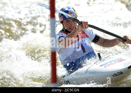 Prag, Tschechische Republik. 11.. Juni 2022. JESSICA FOX aus Australien in Aktion beim Kajak-Finale der Frauen beim Kanuslalom-Weltcup 2022 am Troja-Wasserkanal in Prag, Tschechische Republik. (Bild: © Slavek Ruta/ZUMA Press Wire) Stockfoto