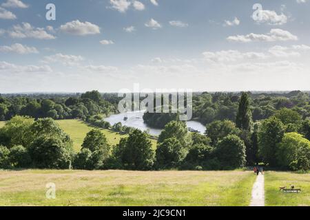 Ein Mäander und Glover's Island an der Themse, aus der Sicht von Richmond Hill, Richmond, England, Großbritannien Stockfoto