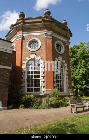 Der Octagon-Raum in einer vollständig restaurierten Orleans House Gallery - eine palladianische Villa in Twickenham, Südwesten Londons, England, Großbritannien Stockfoto