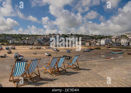 St Ives, Großbritannien. 11.. Juni 2022. Ein Zug fährt auf der malerischen St Ives Bay Railway Line durch den Lelant Beach im Hintergrund, auf dem Weg nach St Ives Credit: kathleen White/Alamy Live News Stockfoto