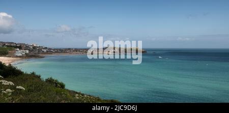 St Ives, Großbritannien. 11.. Juni 2022. Ein Zug fährt auf der malerischen St Ives Bay Railway Line durch den Lelant Beach im Hintergrund, auf dem Weg nach St Ives Credit: kathleen White/Alamy Live News Stockfoto