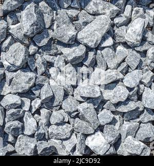 Grauer Stein für den Bau. Große Trümmer. Baustelle. Zerkleinerter Stein. Verkauf von Steinen Stockfoto