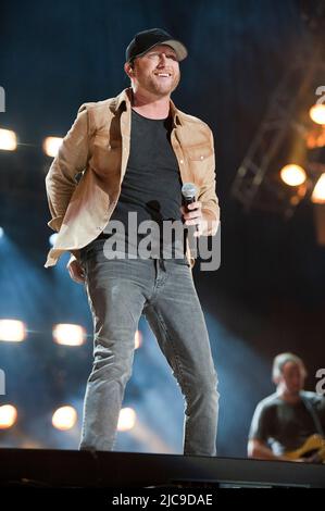 10. Juni 2022 - Nashville, Tennessee; USA - der Musiker COLE SWINDELL tritt im Rahmen des CMA Music Festivals 2022 in der Innenstadt von Nashville live im Nissan Stadium auf. Copyright 2022 Jason Moore. (Bild: © Jason Moore/ZUMA Press Wire) Stockfoto
