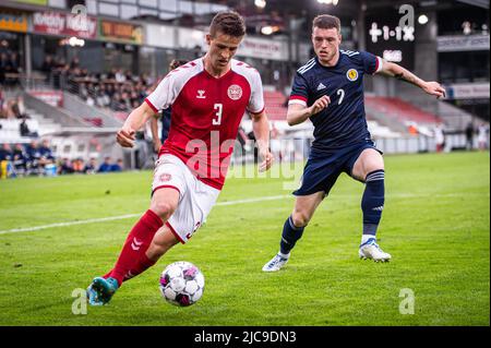 Vejle, Dänemark. 10.. Juni 2022. Rasmus Carstensen (3) aus Dänemark wurde während des Qualifikationsspiels U21 zwischen Dänemark und Schottland im Vejle Stadion in Vejle gesehen. (Foto: Gonzales Photo/Alamy Live News Stockfoto