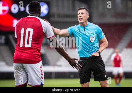 Vejle, Dänemark. 10.. Juni 2022. Schiedsrichter Cesar Soto Grado beim Qualifikationsspiel U21 zwischen Dänemark und Schottland im Vejle Stadion in Vejle. (Foto: Gonzales Photo/Alamy Live News Stockfoto