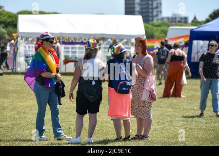 Teilnehmer der Portsmouth Pride 2022-Veranstaltung auf Southsea Common, Portsmouth, England Stockfoto