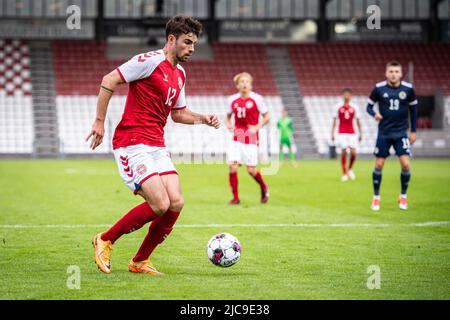 Vejle, Dänemark. 10.. Juni 2022. Matthew O'Riley (12) aus Dänemark wurde während des Qualifikationsspiel U21 zwischen Dänemark und Schottland im Vejle Stadion in Vejle gesehen. (Foto: Gonzales Photo/Alamy Live News Stockfoto