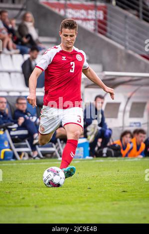 Vejle, Dänemark. 10.. Juni 2022. Rasmus Carstensen (3) aus Dänemark wurde während des Qualifikationsspiels U21 zwischen Dänemark und Schottland im Vejle Stadion in Vejle gesehen. (Foto: Gonzales Photo/Alamy Live News Stockfoto