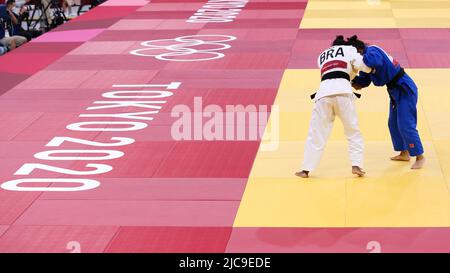 27.. JULI 2021 - TOKIO, JAPAN: Ketleyn QUADROS aus Brasilien (weiß) besiegt in der Runde der 16 Judo-Frauen mit -63 km die KÜHNE Mongolin Gankhaich (blau) Stockfoto