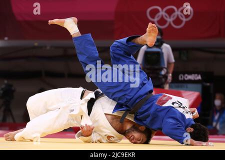 27.. JULI 2021 - TOKIO, JAPAN: Tato Grigalashvili aus Georgien (blau) besiegt in der Repechage des Judo den usbekischen Scharofiddin Boltaboev (weiß) Stockfoto