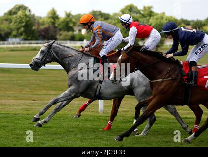 Devil's Angel von Patrick Joseph McDonald auf dem Weg zum Gewinn der Watch Racing Online Free mit Coral Handicap auf der Sandown Park Racecourse. Bilddatum: Samstag, 11. Juni 2022. Stockfoto