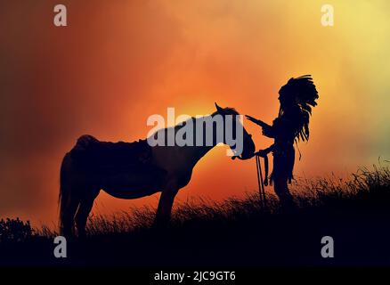 Ein junges indianisches Mädchen aus Amerika wird mit ihrem Pferd vor dem Abendhimmel silhouettiert. Sie steht mit ihrem Pony im hohen Gras. Stockfoto