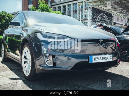 Bukarest, Rumänien - 05.20.2022: Nahaufnahme des Model X der berühmten amerikanischen Luxus-Elektroauto-Marke Tesla Stockfoto