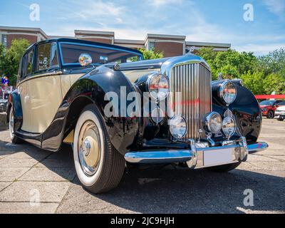 Bukarest, Rumänien - 05.20.2022: Vorder- und Seitenansicht mit dem klassischen Luxuswagen Bentley Mark VI. Stockfoto