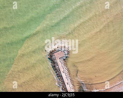 Italien, Juni 2022; Luftaufnahme von Fano mit Meer, Stränden, Hafen, Sonnenschirmen Stockfoto