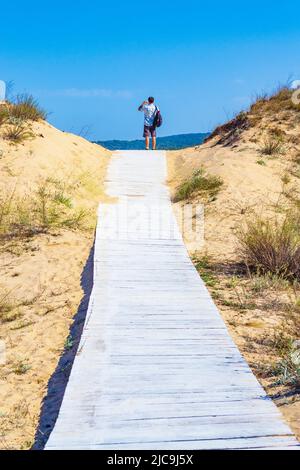 Holzallee auf Sanddünen, die zum Strand Rhe, zur bulgarischen Schwarzmeerküste, zum Strand Arkutino in der Nähe des Naturschutzgebietes Ropotamo führen Stockfoto