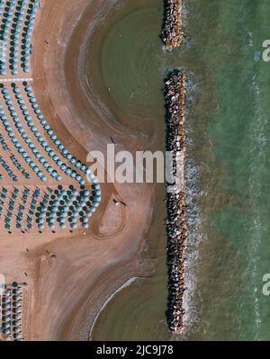 Italien, Juni 2022; Luftaufnahme von Fano mit Meer, Stränden, Hafen, Sonnenschirmen Stockfoto