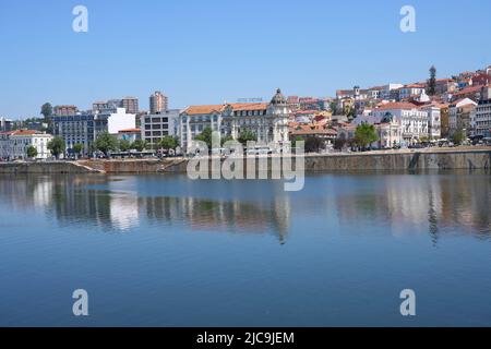 Blick auf die europäische Stadt Coimbra am Mondego-Fluss im Central District in Portugal, klarer blauer Himmel an 2022 warmen sonnigen Frühlingstag im Mai. Stockfoto