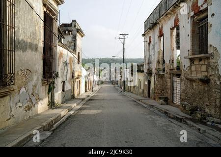 Alte heruntergekommenen Häuser in den Straßen von matanzas auf kuba Stockfoto