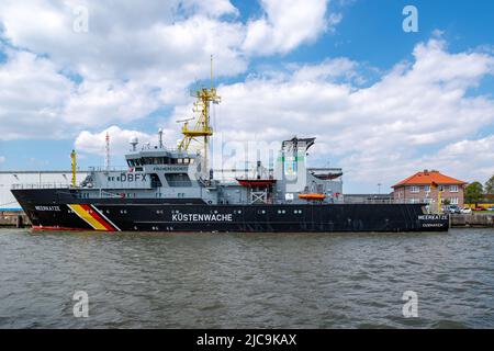 Cuxhaven, Niedersachsen Deutschland - 05 02 2018: Blick auf das Schiff Meerkatze, ein Fischereischutzboot der Deutschen Küstenwache, das im Hafen von Niedersachsen liegt Stockfoto