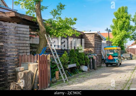 Hel, Woiwodschaft Pommern / Polen - Juni 2 2022: Hel, eine Stadt in der Woiwodschaft Pommern in Kaschubia, Blick auf Straßen, Häuser Stockfoto