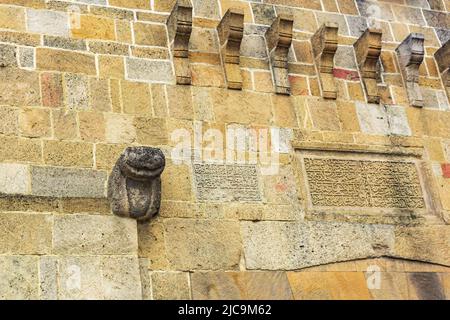 Derbent, Russland - 09. Mai 2022: Architektonische Elemente der Festungsmauer der Zitadelle von Derbent, Dagestan Stockfoto