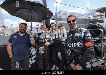 Alpine Elf Team, Alpine A480 - Gibson, Startaufstellung, Grille de Depart, während der 2022 24 Stunden von Le Mans, 3. Runde der FIA-Langstrecken-Weltmeisterschaft 2022, auf dem Circuit de la Sarthe, vom 11. Bis 12. Juni 2022 in Le Mans, Frankreich - Foto: Germain Hazard/DPPI/LiveMedia Stockfoto