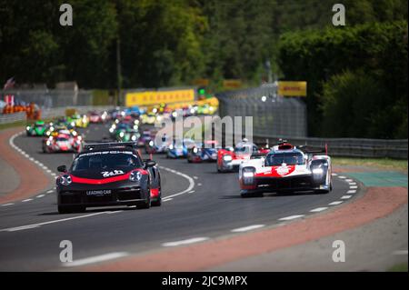 Formationsrunde mit Porsche-Spitzenwagen während der 2022 24 Stunden von Le Mans, 3. Lauf der FIA-Langstrecken-Weltmeisterschaft 2022, auf dem Circuit de la Sarthe, vom 11. Bis 12. Juni 2022 in Le Mans, Frankreich - Foto Jan Patrick Wagner / DPPI Stockfoto