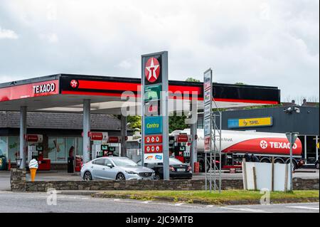 Bandon, West Cork, Irland. 11.. Juni 2022. Ein Texaco-Tanker liefert Kraftstoff in eine Garage in Bandon, West Cork, wo der Kraftstoffpreis weit über €2 pro Liter liegt. Quelle: AG News/Alamy Live News Stockfoto