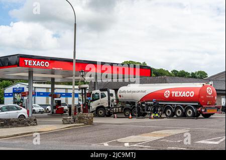 Bandon, West Cork, Irland. 11.. Juni 2022. Ein Texaco-Tanker liefert Kraftstoff in eine Garage in Bandon, West Cork, wo der Kraftstoffpreis weit über €2 pro Liter liegt. Quelle: AG News/Alamy Live News Stockfoto